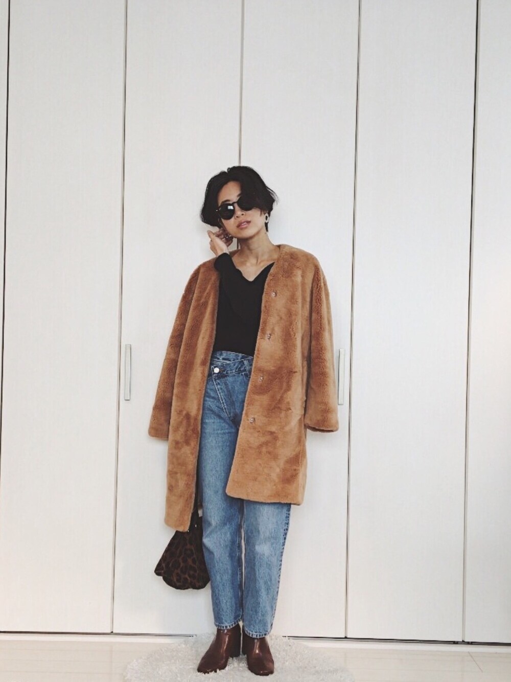 「Vネック、Vネックニット、デニム、デニムパンツ、ファーコート、レオパード、ショートブーツ、ブラウン」｜「A part byの7GAcCアゼVPOニットLS　　767915 （ニット/セーター、ブラック系）」を使った、yumi_mamaさん（レディース・159cm）の秋コーディネートの1枚目の写真