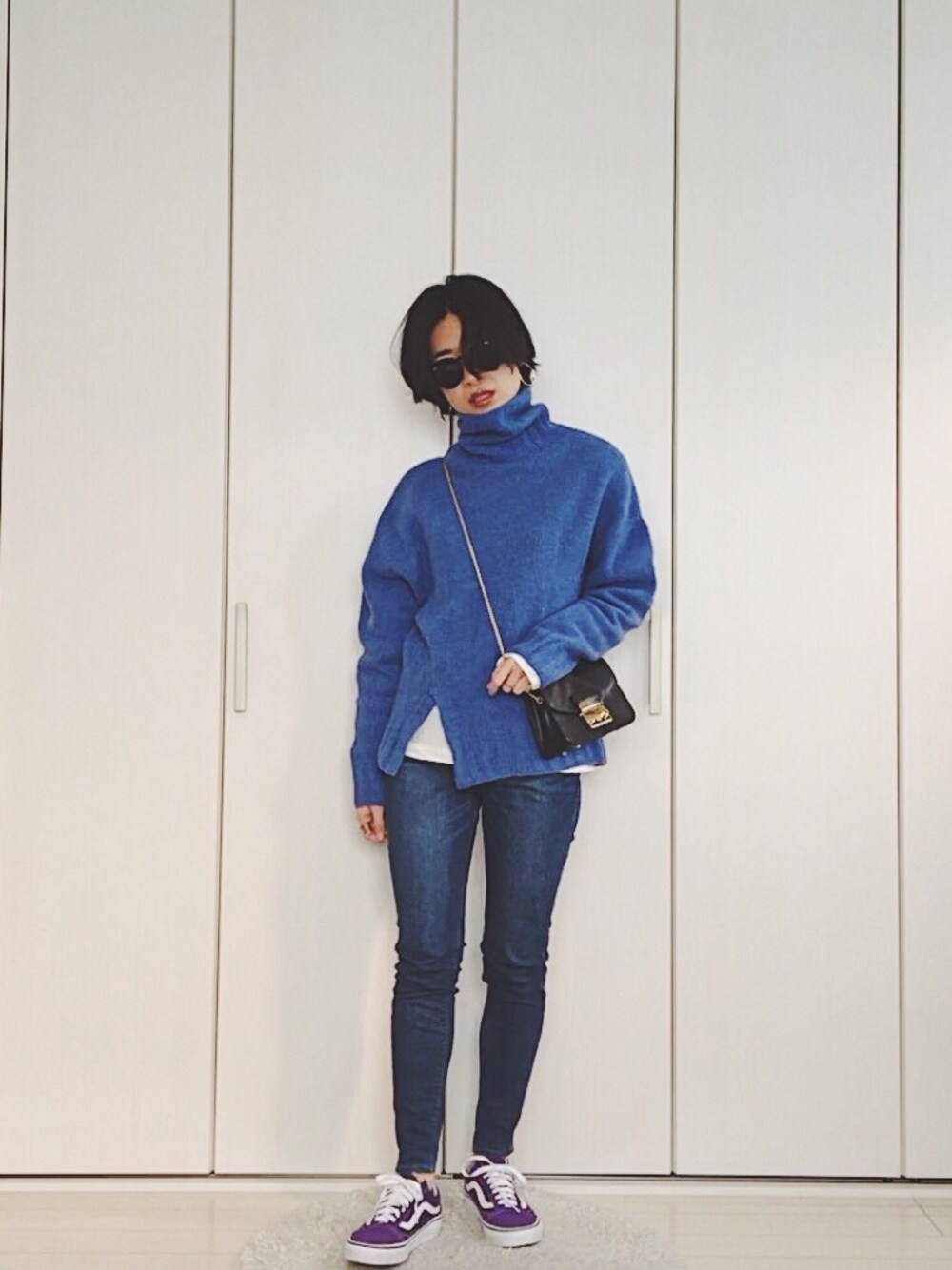 「タートルネック、タートルネックニット、スリット、デニム、スキニーデニム、スニーカー、パープル、VANS、ブルー、ブルーニット」｜「UNITED TOKYOのホールガーメントタートルスクエアニット（ニット/セーター、ブルー系）」を使った、yumi_mamaさん（レディース・159cm）の冬コーディネートの1枚目の写真