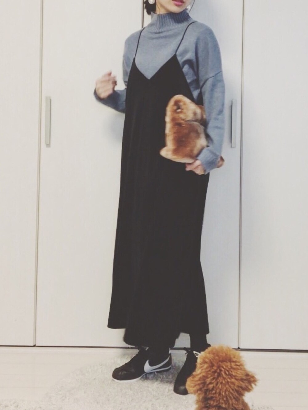 ブラック系のスニーカー、その他のピアス（両耳用）を着用したレディースの冬コーディネートの1枚目の写真