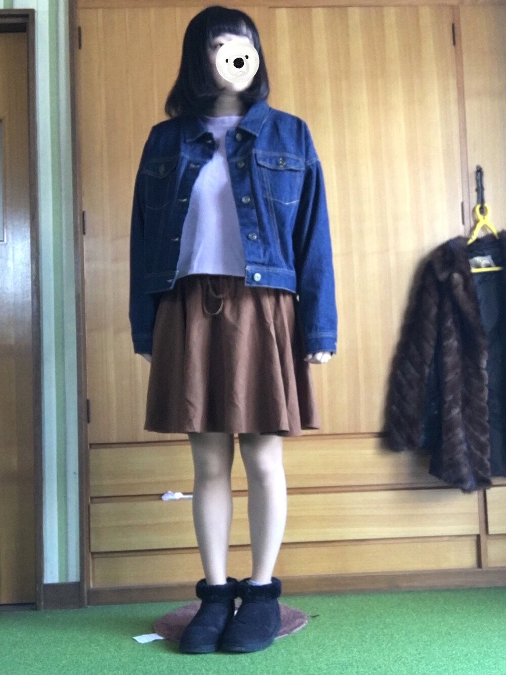 「冬コーデ、デニムジャケット、ムートンブーツ、ボア、ショートブーツ、ガーリー、ピンクニット、大学生、ブラウン、デニム」｜「PAGEBOYのショート丈BIGブルゾン（デニムジャケット、ブルー系）」を使った、ころりさん（レディース・152cm）の冬コーディネートの1枚目の写真