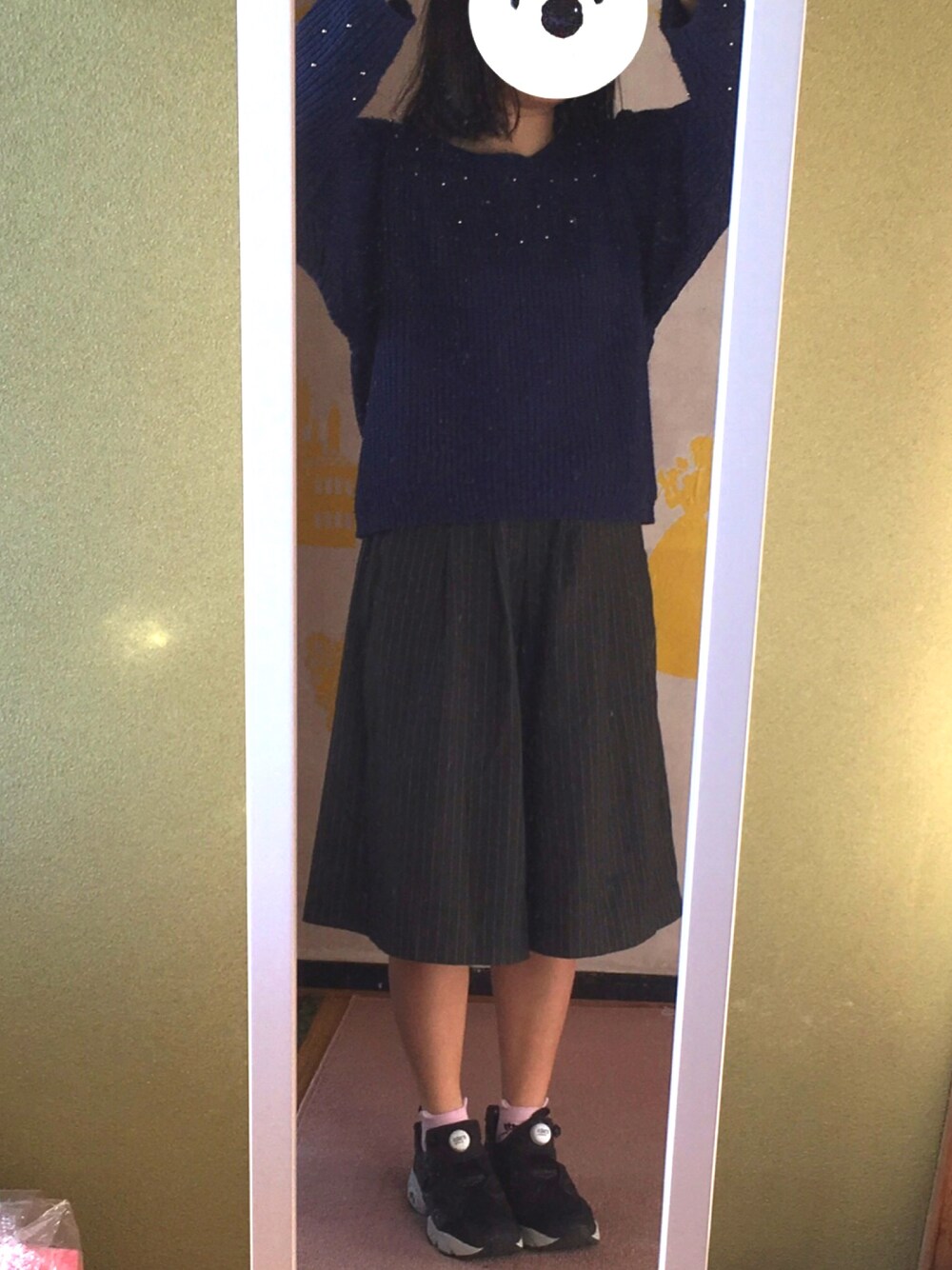 「青ニット、ガウチョパンツ、インスタポンプフューリー、休日スタイル、大人カジュアル、冬、ポンプフューリー、カジュアル、大学生、スニーカー」｜「LOWRYS FARMのアイテム（ニット/セーター、ブルー系）」を使った、ころりさん（レディース・152cm）の冬コーディネートの1枚目の写真