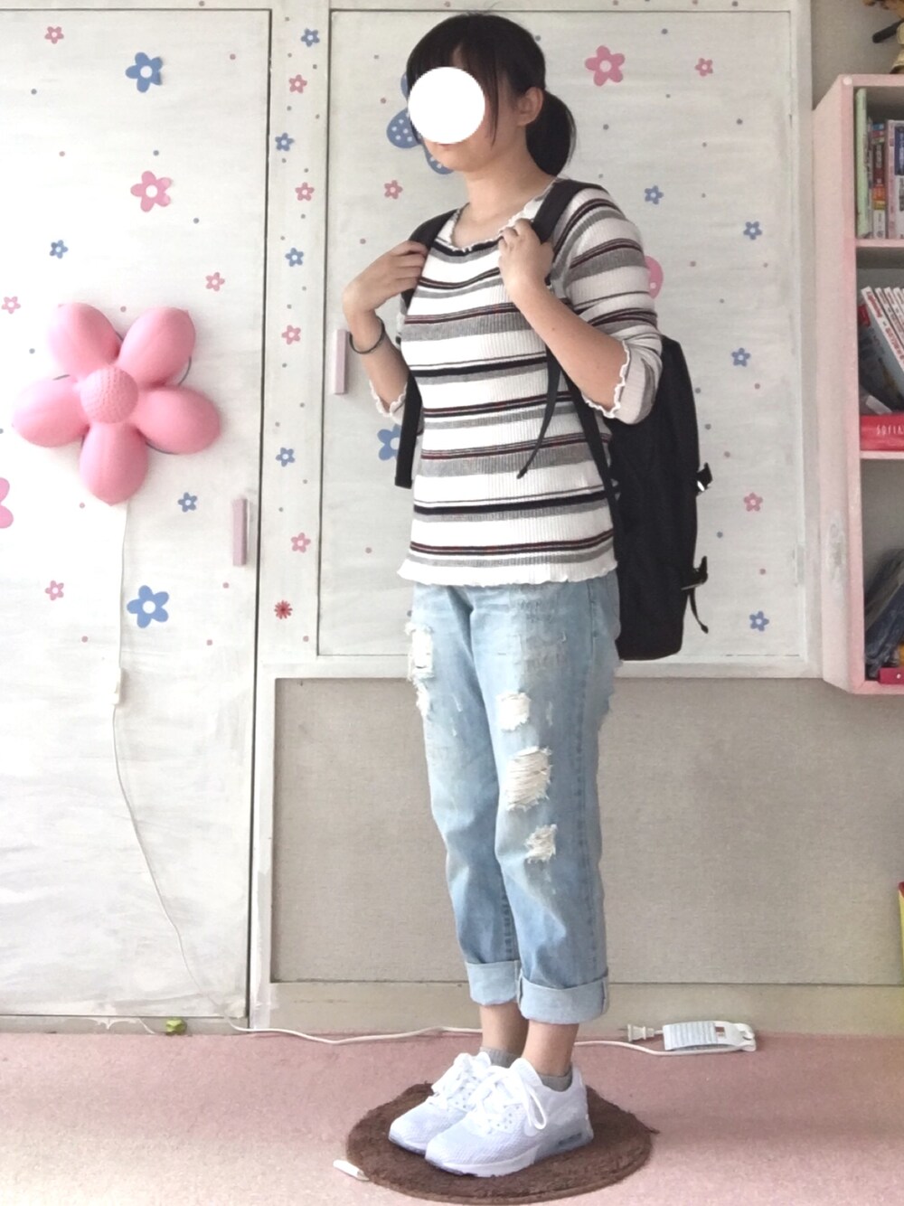 「穴あき、デニムパンツ、ボーダー、AIRMAX90、パンツスタイル、シンプル、カジュアル、スニーカー、ダメージデニムパンツ、大学生」｜「chuxxxのアイテム（デニムパンツ、ブルー系）」を使った、ころりさん（レディース・152cm）の春コーディネートの1枚目の写真