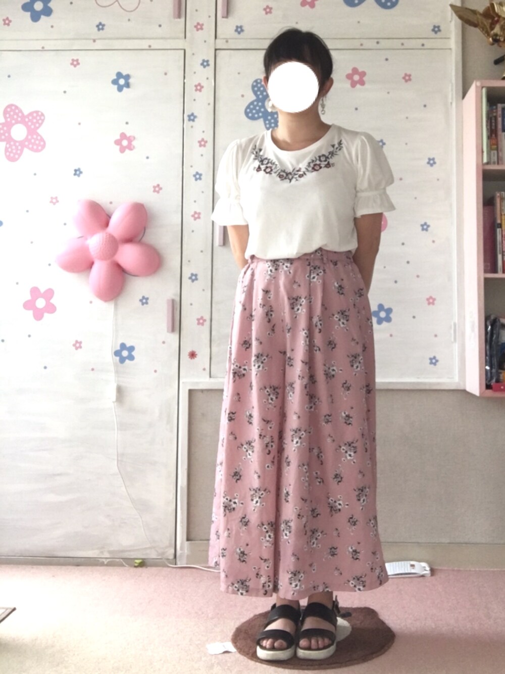 「夏、オトナカジュアル、プチプラコーデ、ラフ、summer、雨の日コーデ、ガウチョパンツ、大学生、ピンク、刺繍」｜「Green　Parksの・フラワーptガウチョパンツ（その他パンツ、ピンク系）」を使った、ころりさん（レディース・152cm）の夏コーディネートの1枚目の写真