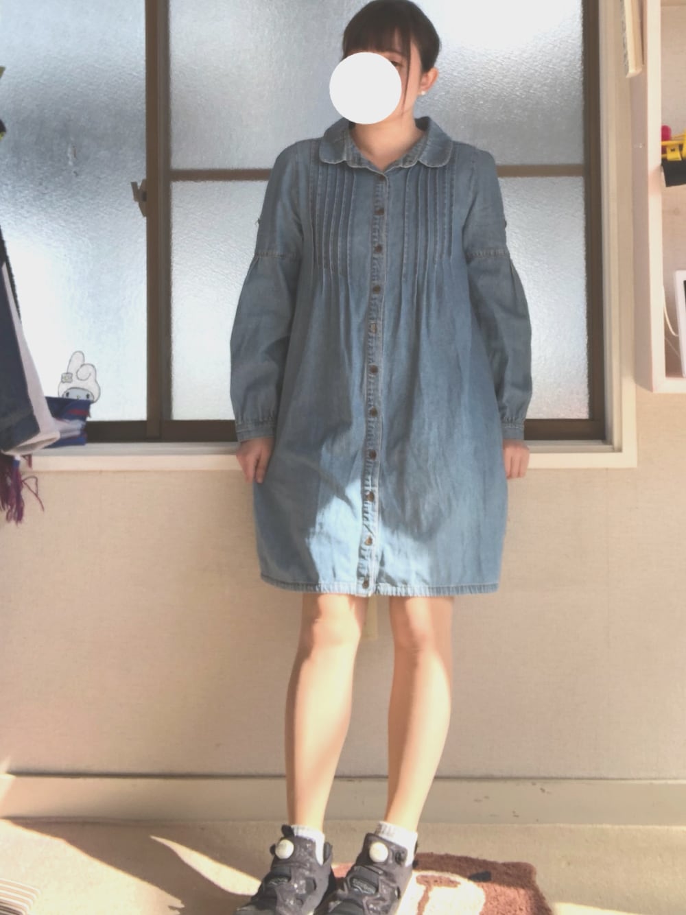 「休日コーデ、春コーデ、シンプルコーデ、カジュアル、シャツワンピ、おしゃれさんと繋がりたい、デニムワンピース、大学生、インスタポンプフューリー、リーボック(Reebok)」｜「THE EMPORIUMのアイテム（シャツワンピース、ブルー系）」を使った、ころりさん（レディース・153cm）の春コーディネートの1枚目の写真