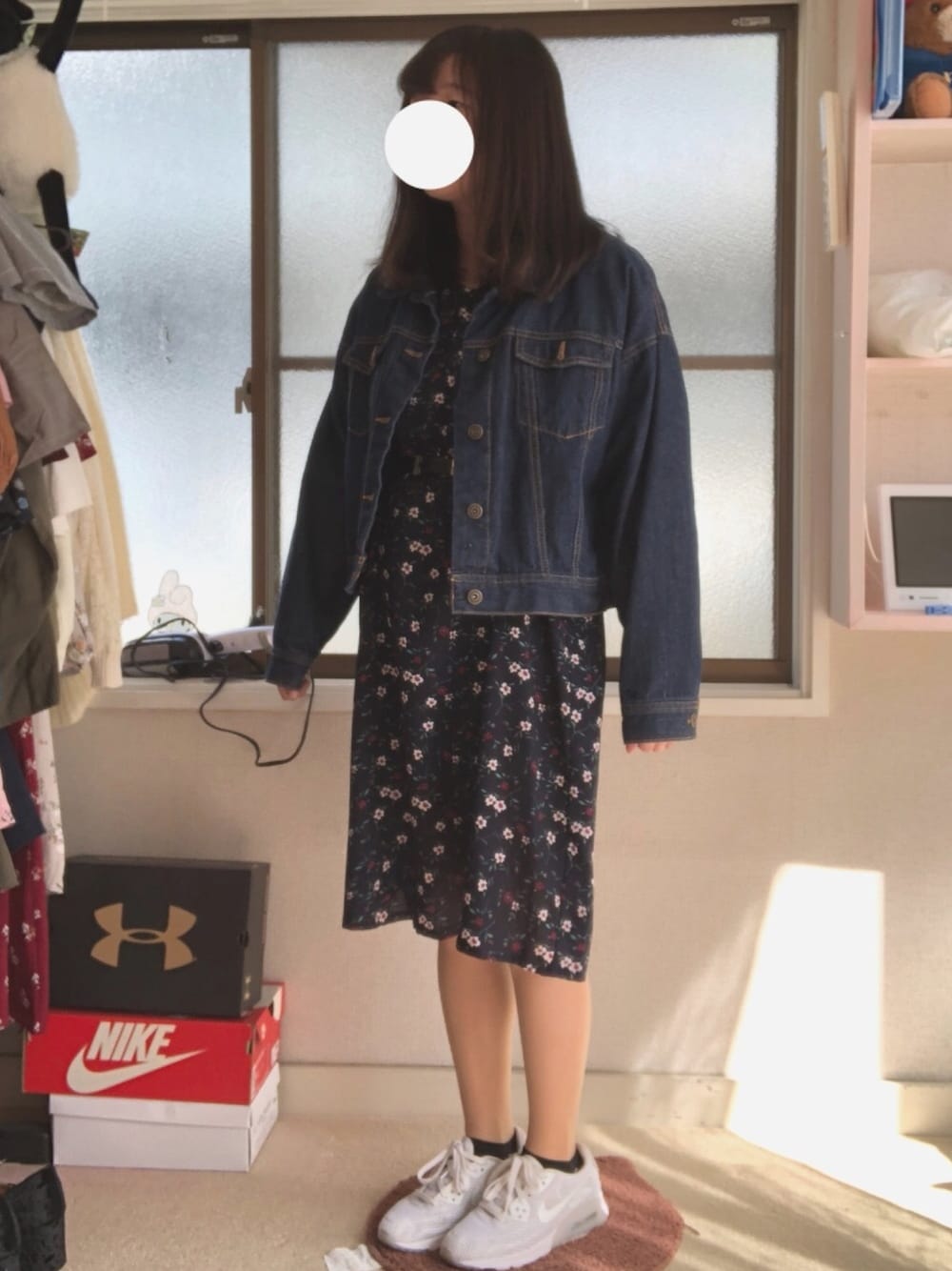 「春コーデ、お洒落さんとつながりたい、スニーカー、デニム、花柄ワンピース、白スニーカー、大学生、デニムジャケット、スーパースター、カジュアル」｜「RAY CASSINのアイテム（ワンピース、ブルー系）」を使った、ころりさん（レディース・153cm）の春コーディネートの1枚目の写真
