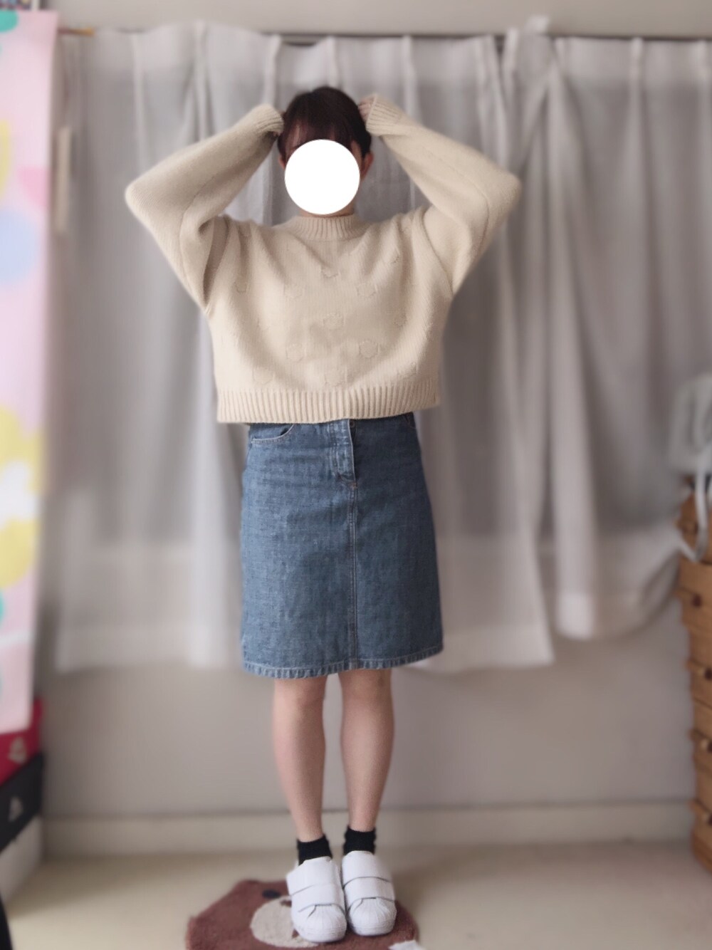 「シンプルコーデ、今日のコーデ、ootd、低身長コーデ、お洒落さんとつながりたい、ハイネック、白スニーカー、大学生、デニムスカート、春コーデ」｜「merry jennyのアイテム（ニット/セーター、ホワイト系）」を使った、ころりさん（レディース・153cm）の冬コーディネートの1枚目の写真