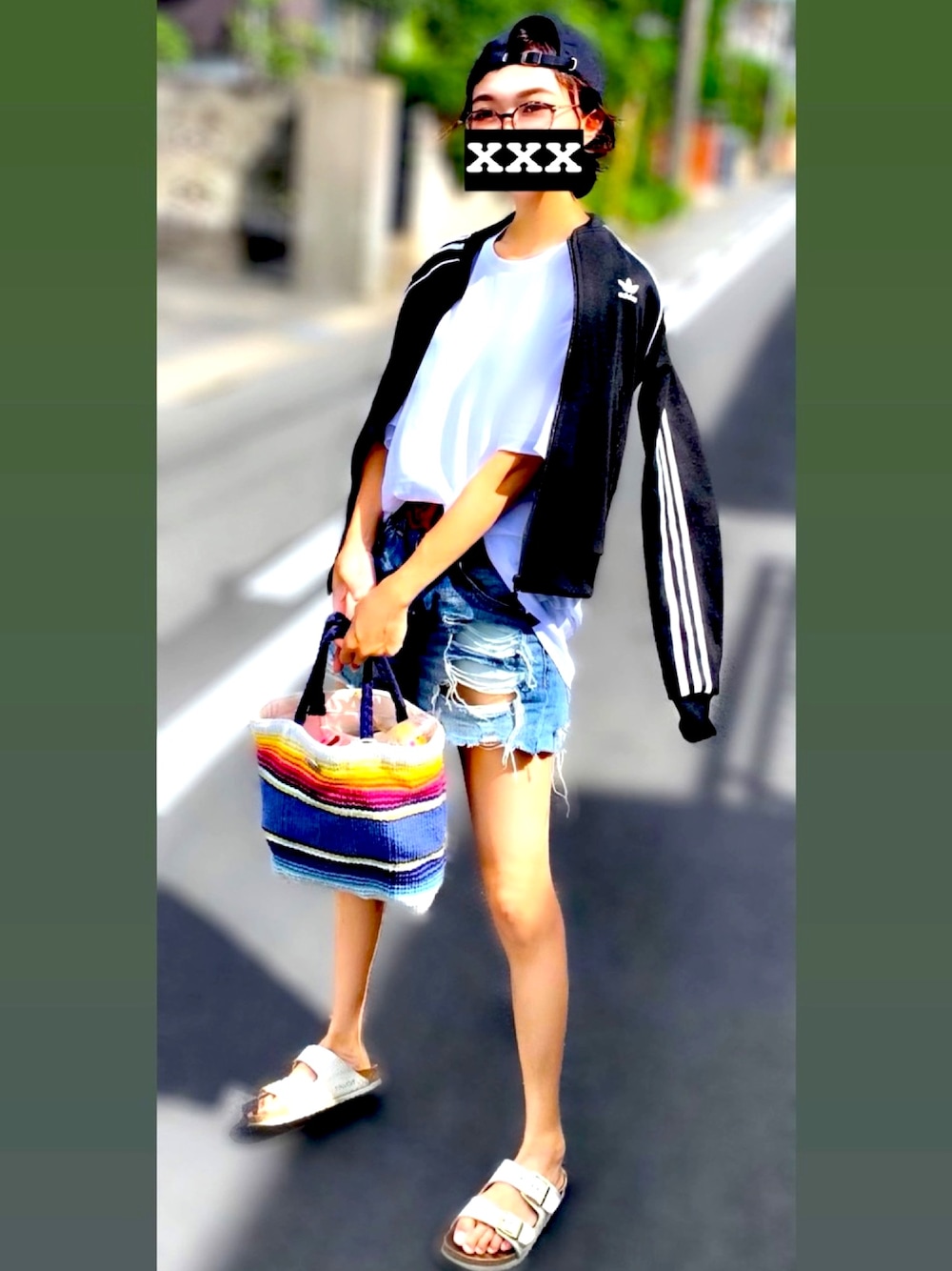 ブラック系のその他アウター、ホワイト系のTシャツ/カットソー、ブルー系のデニムパンツを着用したレディースの秋コーディネートの1枚目の写真