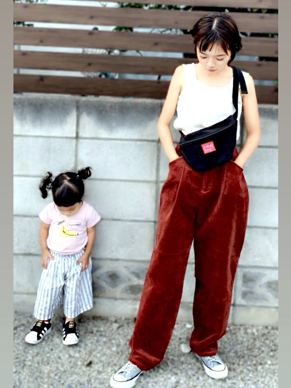 ホワイト系のTシャツ/カットソー、ブラック系のボディバッグ/ウエストポーチ、レッド系のその他パンツを着用したレディースの秋コーディネートの1枚目の写真