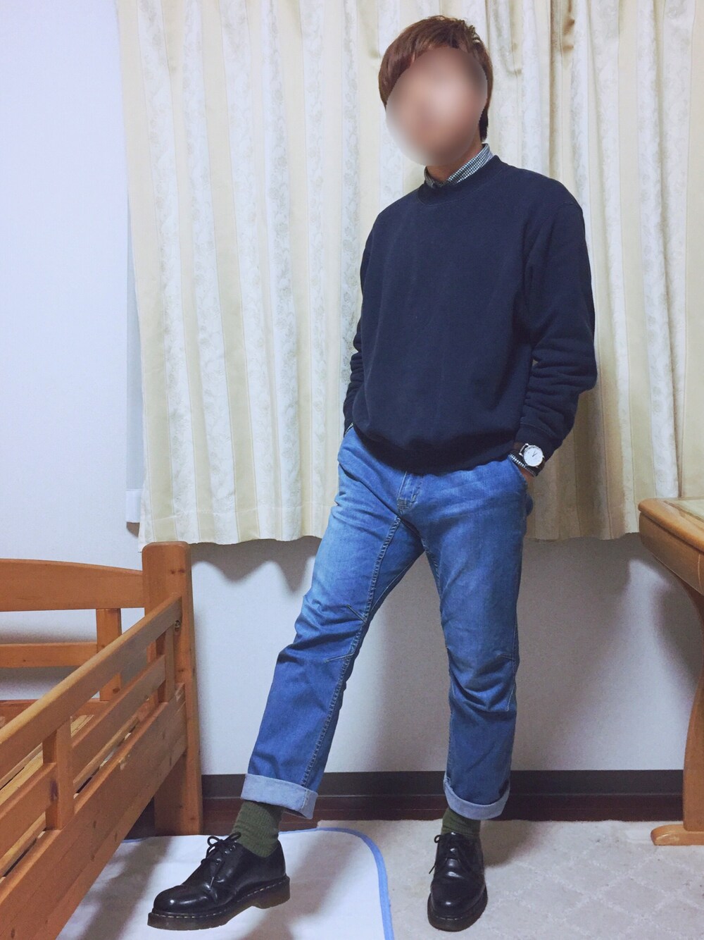 ブラック系のドレスシューズ、ブルー系のデニムパンツ、ブルー系のスウェットを着用したメンズの春コーディネートの1枚目の写真