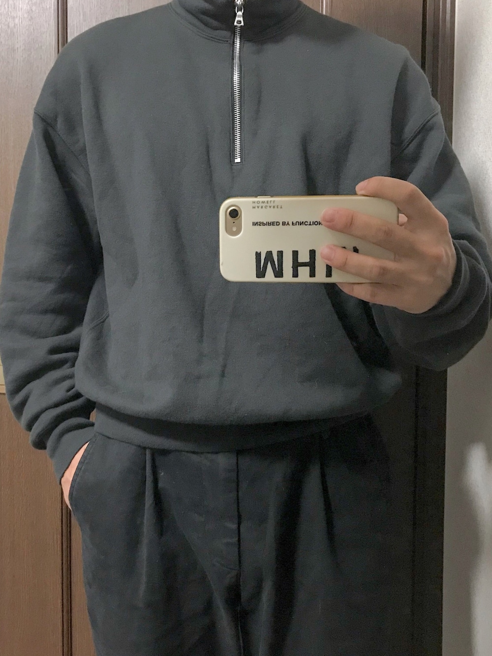 ブラック系のスウェット、ブラック系のパンツを着用したメンズの秋コーディネートの1枚目の写真