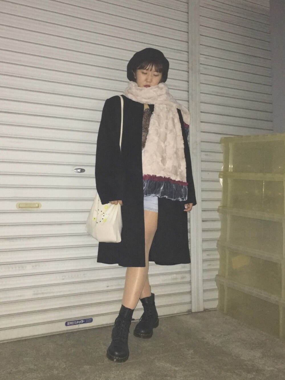 ブラック系のブーツ、ホワイト系のバッグ、その他のデニムパンツを着用したレディースの秋コーディネートの1枚目の写真