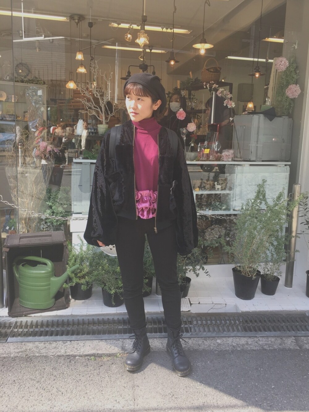 パープル系のニット/セーター、ブラック系のブルゾン、ブラック系のパンツを着用したレディースの冬コーディネートの1枚目の写真