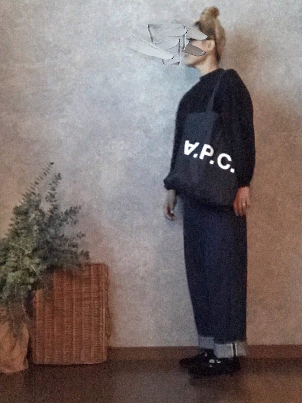 ブラック系のその他シューズ、ブルー系のデニムパンツ、ブルー系のトートバッグを着用したレディースの秋コーディネートの1枚目の写真