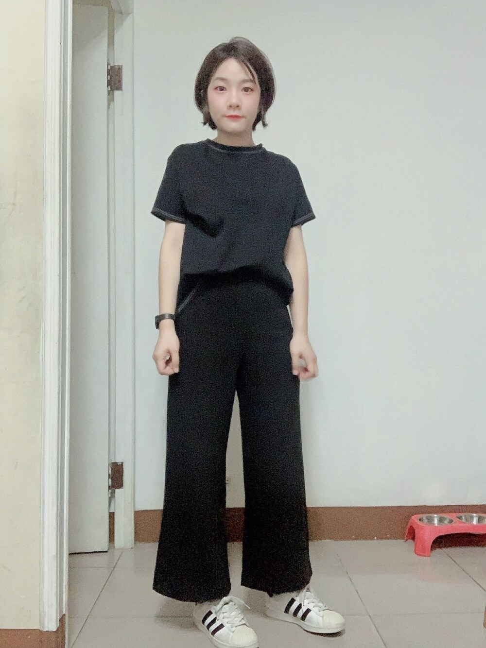 「ootd、夏、球鞋、短髮、ALL BLACK」｜「Y&Y and U.のアイテム（Tシャツ/カットソー、ブラック系）」を使った、TKさん（レディース・156cm）の夏コーディネートの1枚目の写真