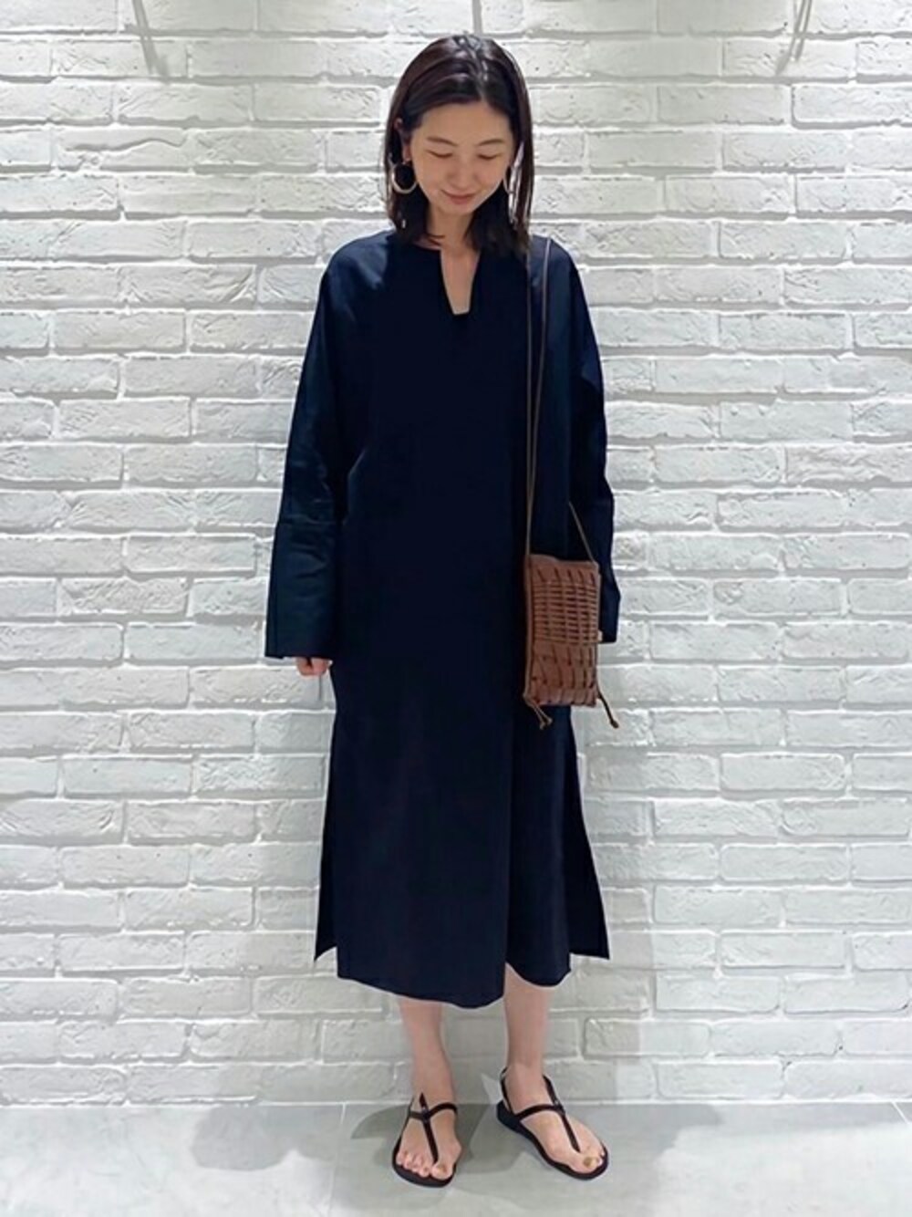 「ネイビー、シャツワンピース、大人カジュアル、トゥモローランド、TOMORROWLAND、GALERIE VIE、beautiful shoes、hereu」｜「TOMORROWLAND のリップルリネンコットン ドルマンスリーブワンピース（ワンピース、ブルー系）」を使った、TOMORROWLAND SHOP WOMENさん（レディース・167cm）の夏コーディネートの1枚目の写真