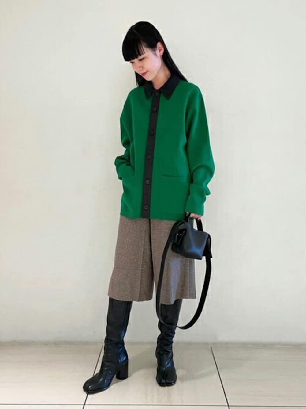 グリーン系のカーディガン/ボレロ、ブラウン系のその他パンツを着用したレディースの冬コーディネートの1枚目の写真