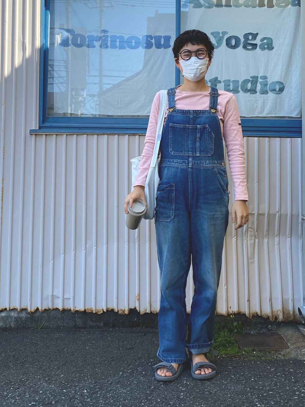 「セントジェームス、デニム、デニムパンツ、オーバーオール、めがね、サンダル」｜「cepoのアイテム（サロペット/オーバーオール、ブルー系）」を使った、HINATACOTOCOさん（レディース・154cm）の春コーディネートの1枚目の写真