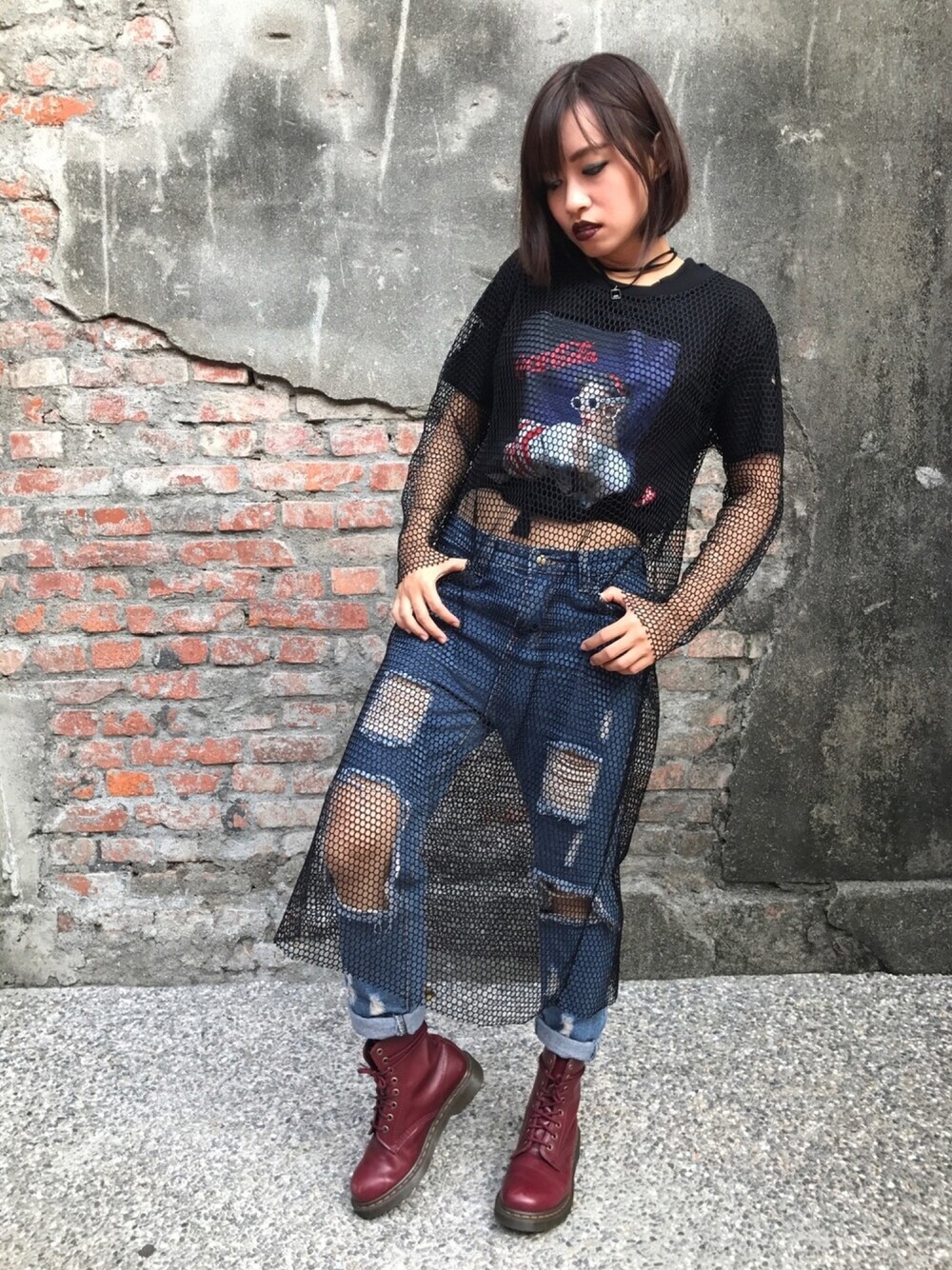 「我愛玩穿搭、牛仔破褲、網格上衣、Tshirts、Martens」｜「1のアイテム（その他、レッド系）」を使った、Candy Chenさん（レディース・153cm）の秋コーディネートの1枚目の写真