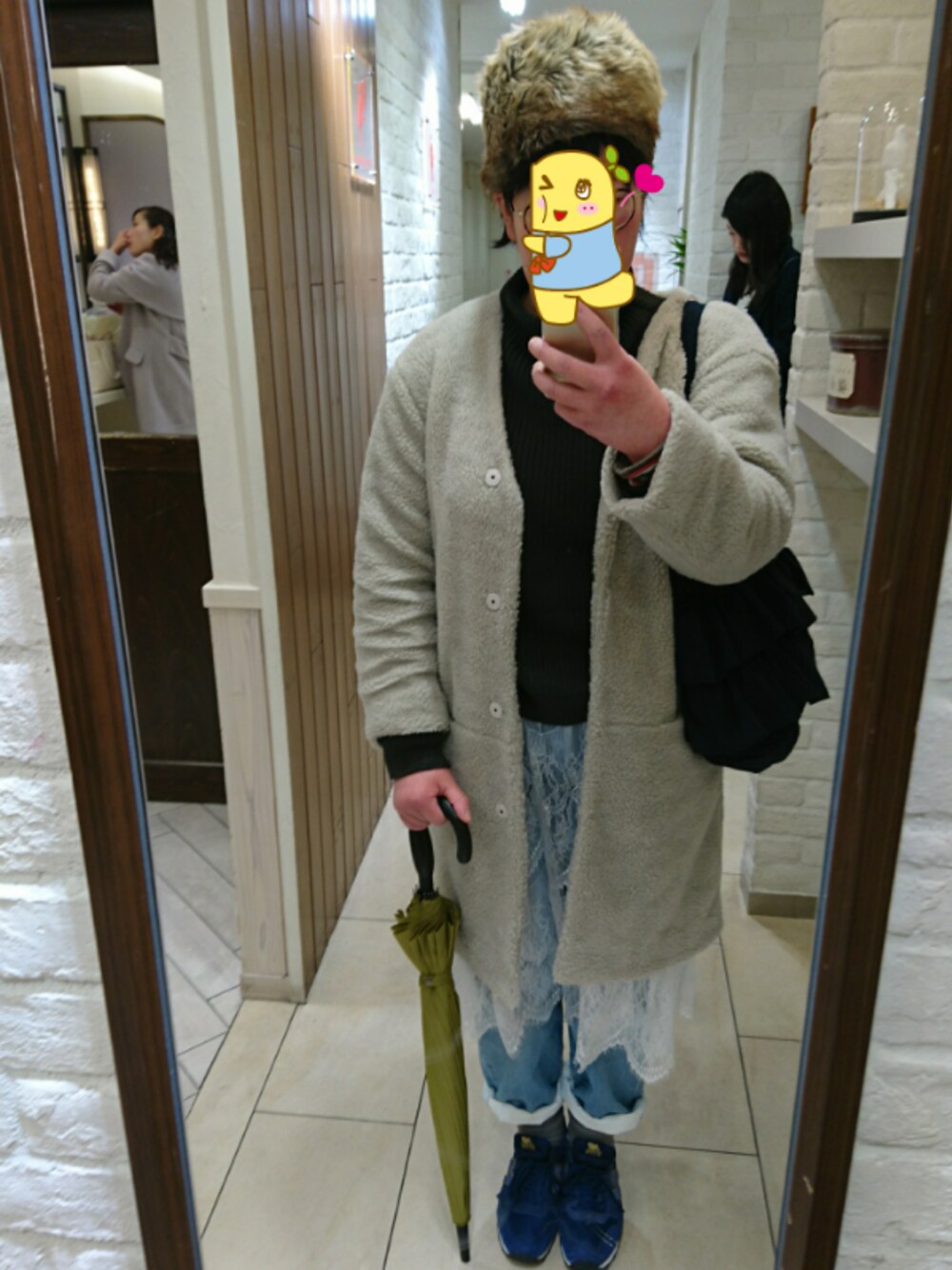 「ロシアン帽、ファー帽子、ボアコート、ボトルネック、レーススカート、デニム、レーススカート×デニム、フリルトート、スニーカー、ロールアップ」｜「cepoのファーロシアン帽（ニットキャップ/ビーニー、ベージュ系）」を使った、ぬーさん（レディース・162cm）の春コーディネートの1枚目の写真