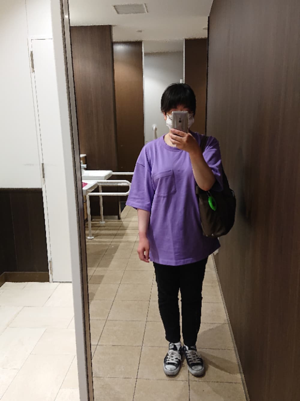 「仕事着、めがね、Tシャツ、黒スキニー、黒パンツ、白ソックス、スニーカー、オールスター、トートバッグ、カジュアル」｜「GUのアイテム（Tシャツ/カットソー、パープル系）」を使った、ぬーさん（レディース・162cm）の夏コーディネートの1枚目の写真