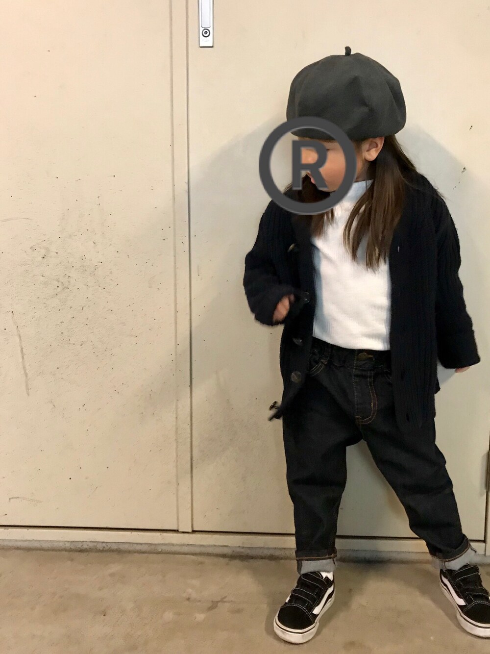 「休日スタイル、キッズコーデ、冬、おとこのこ、おんなのこ、ニット、スニーカー、スニーカーコーデ、ベレー帽、VANS」｜「Acne Studiosのアイテム（カーディガン/ボレロ、ブルー系）」を使った、RicoMaluさん（キッズ・100cm）の冬コーディネートの1枚目の写真