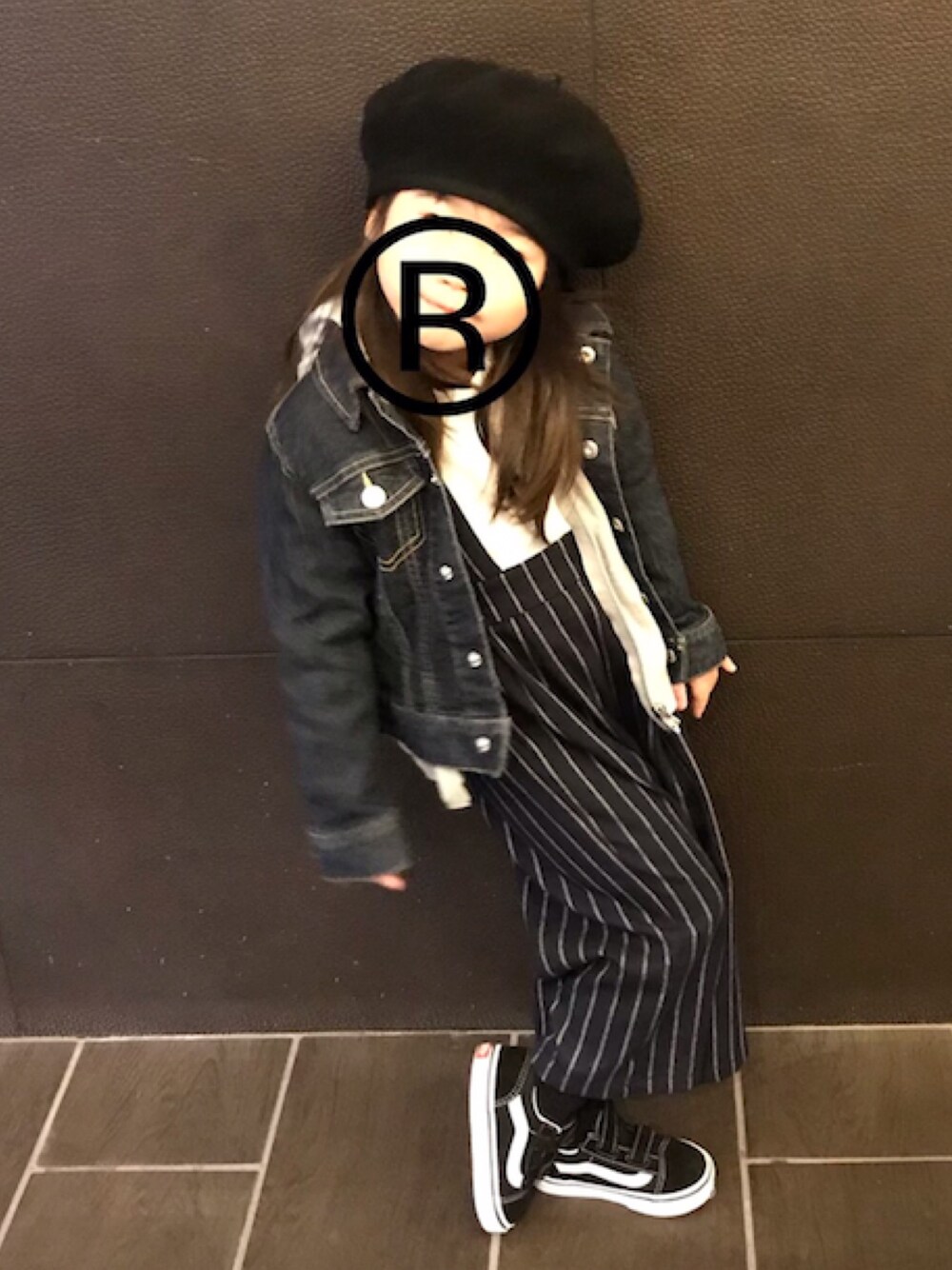 「キッズコーデ、休日スタイル、カジュアルコーデ、シンプル、女の子、冬、VANS、ベレー帽、3歳、スニーカー」｜「MARKEY'SのＧジャン(80～140cm)（デニムジャケット、ブルー系）」を使った、RicoMaluさん（キッズ・100cm）の冬コーディネートの1枚目の写真