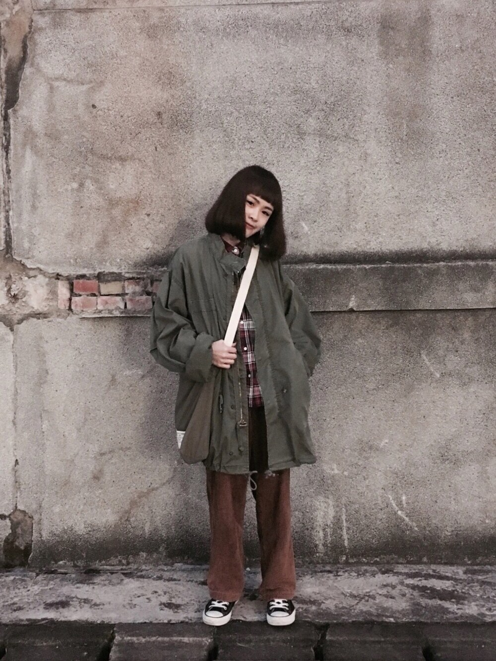 「girl、VINTAGE、M65、converse、winter、LOWRYS FARM、corduroy、street」｜「CONVERSEのconverse コンバース ALL STAR HI オールスター ハイ 3206 BLACK(US)（スニーカー、ブラック系）」を使った、ゾナさん（レディース・155cm）の冬コーディネートの1枚目の写真