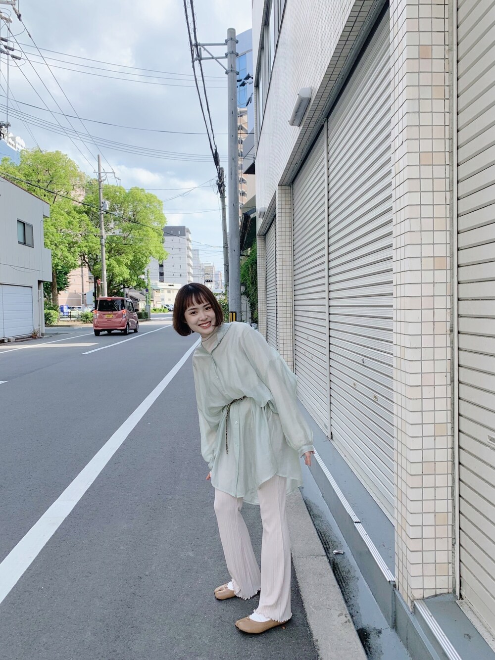 「春夏コーデ、韓国ファッション、淡色コーデ、オトナカジュアル、シンプル、オトナ女子、お洒落さんとつながりたい、休日スタイル、春」｜「mysticのシアースタンドギャザーブラウス/シャツ/スタンドカラー/チュニック/フォーマル（シャツ/ブラウス、グリーン系）」を使った、ゾナさん（レディース・155cm）の春コーディネートの1枚目の写真