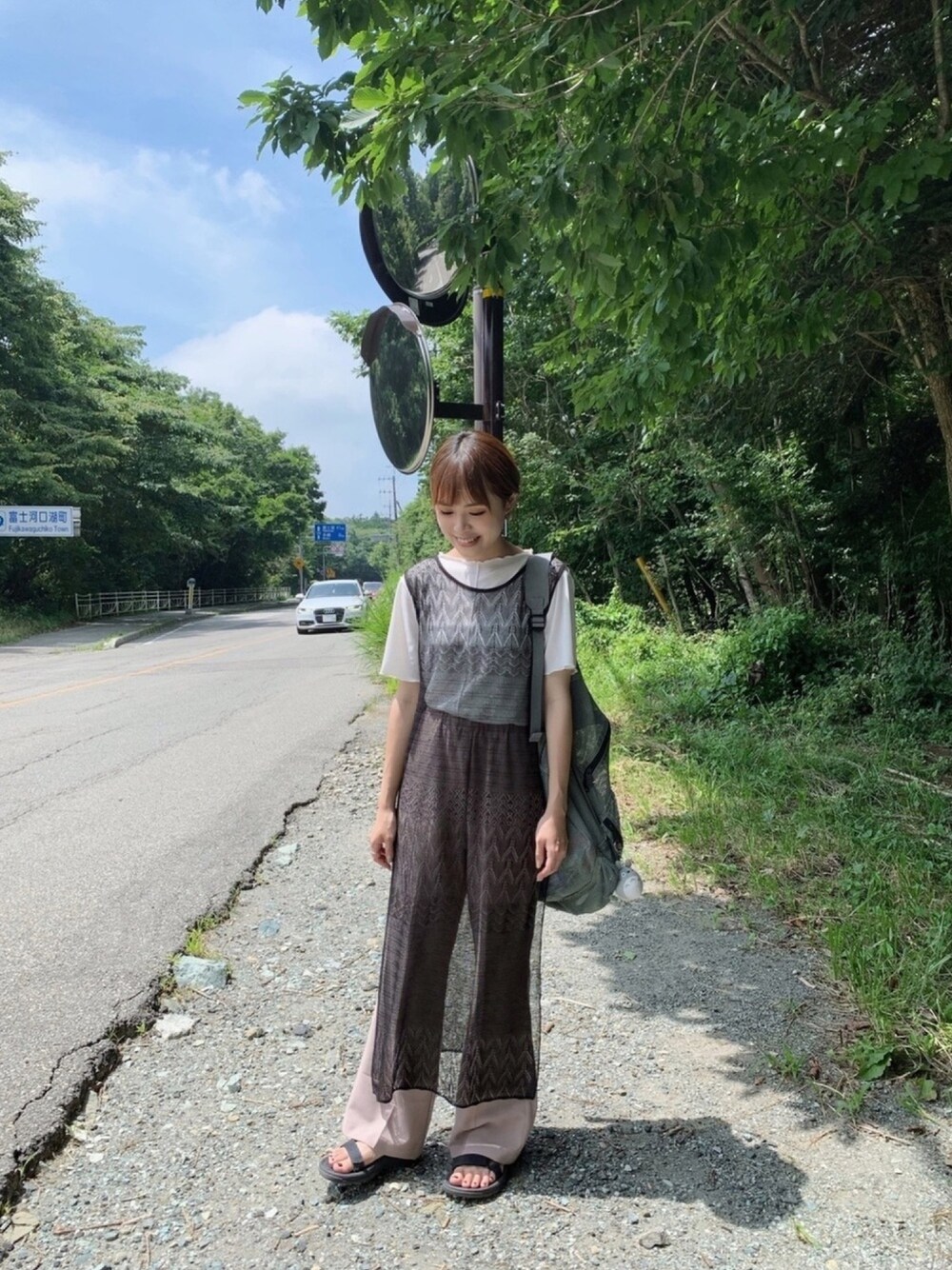 「オトナカジュアル、パンツスタイル、大人コーデ、低身長コーデ、カラーパンツ、ショートヘア」｜「KBFの透かし編みニットノースリーブワンピース（ワンピース、ブラック系）」を使った、ゾナさん（レディース・155cm）の夏コーディネートの1枚目の写真