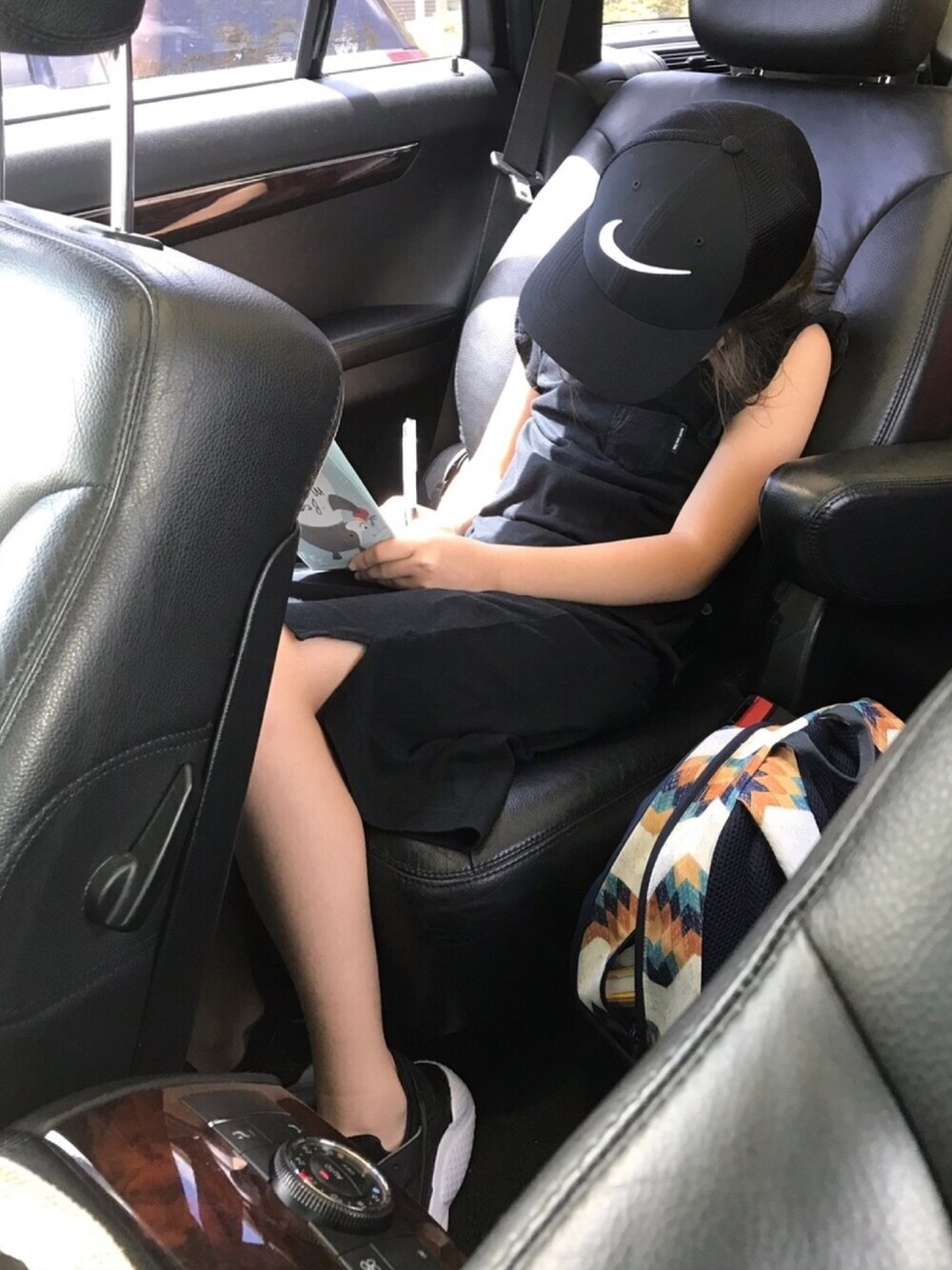 ブラック系のスニーカー、ブラック系のワンピース、ブラック系のキャップを着用したキッズの夏コーディネートの1枚目の写真