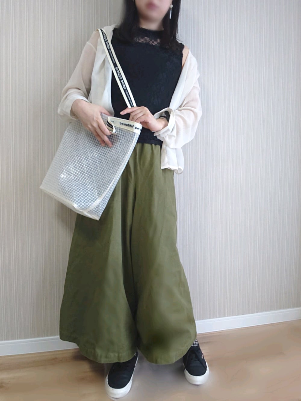 ホワイト系のシャツ/ブラウス、グリーン系のその他パンツ、ホワイト系のショルダーバッグを着用したレディースの夏コーディネートの1枚目の写真