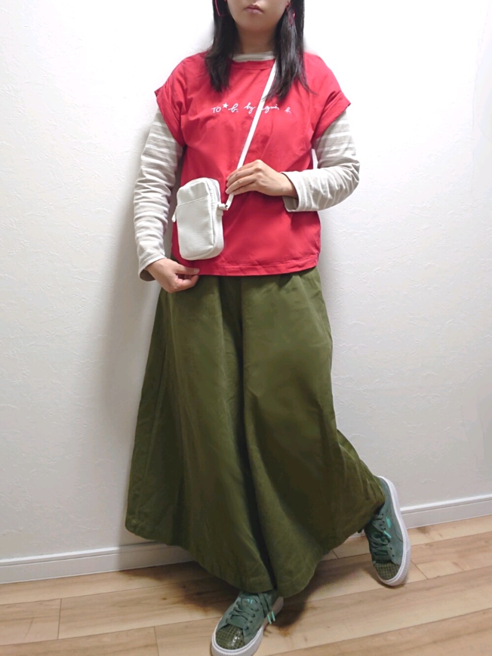 その他のTシャツ/カットソー、グリーン系のその他パンツ、レッド系のTシャツ/カットソーを着用したレディースの春コーディネートの1枚目の写真