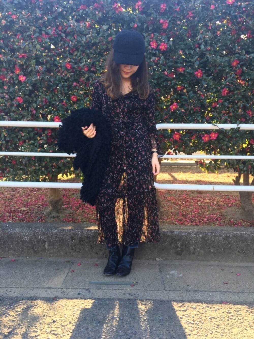 「春コーデ、Another Edition、スケスケ、花柄、花柄ワンピース、ワンピース×デニム、ショートブーツ、ootd」｜「Another Editionのシフォンフラワーワンピース/AEBFC ｼﾌｫﾝFLW OP（ワンピース、ブラック系）」を使った、maminさん（レディース・152cm）の冬コーディネートの1枚目の写真