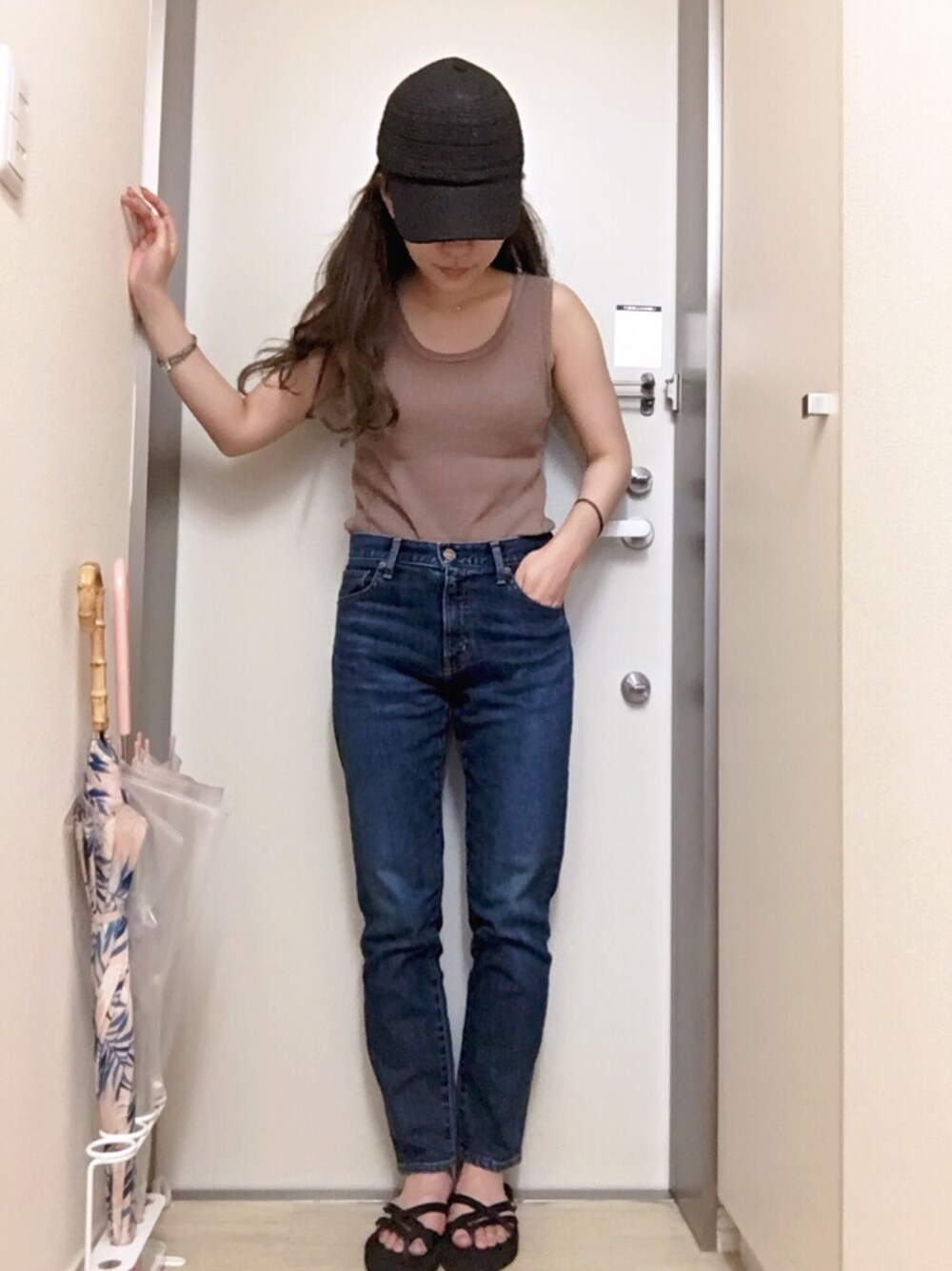 「ラクチンコーデ、シンプル、ジーンズ、キャップ、teva、タンクトップ」｜「ZARAのアイテム（キャップ、ブラック系）」を使った、maminさん（レディース・152cm）の春コーディネートの1枚目の写真