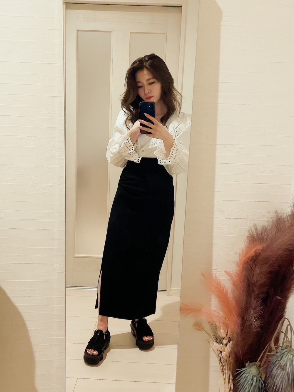 「襟付きトップス、襟付きブラウス、スリット、スリットスカート、AIR MAX、NIKE、ZARA」｜「ZARAのアイテム（シャツ/ブラウス、ホワイト系）」を使った、maminさん（レディース・152cm）の夏コーディネートの1枚目の写真