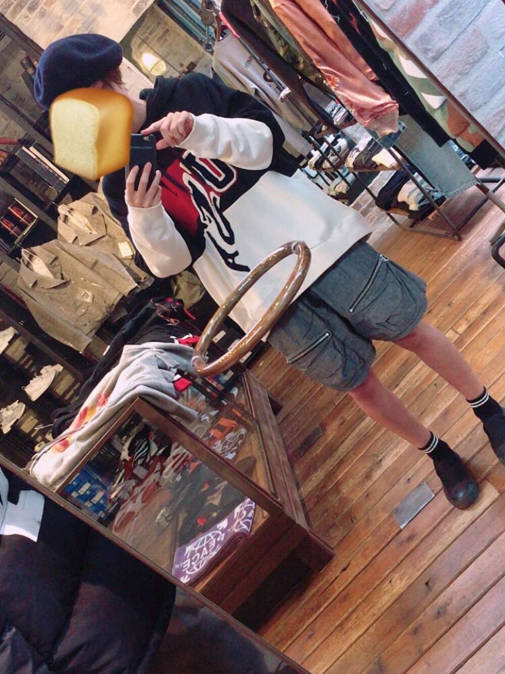 「doubletのアイテム（パーカー、ブラック系）」を使った、り。さん（メンズ・170cm）の秋コーディネートの1枚目の写真