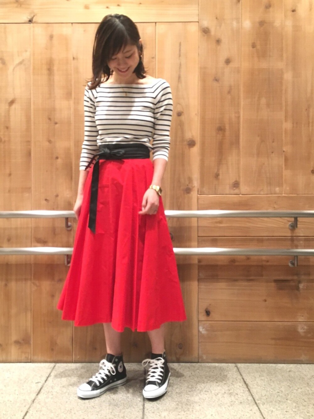 「コンバース、スカート、ボーダー、赤、アパートバイローリーズ、休日スタイル、春コーデ、apartbylowrys、スカート×スニーカー、サッシュベルト」｜「A part byの12GRPソウバリスクエア8S 744606（ニット/セーター、ブラック系）」を使った、mio🍑さん（レディース・172cm）の春コーディネートの1枚目の写真