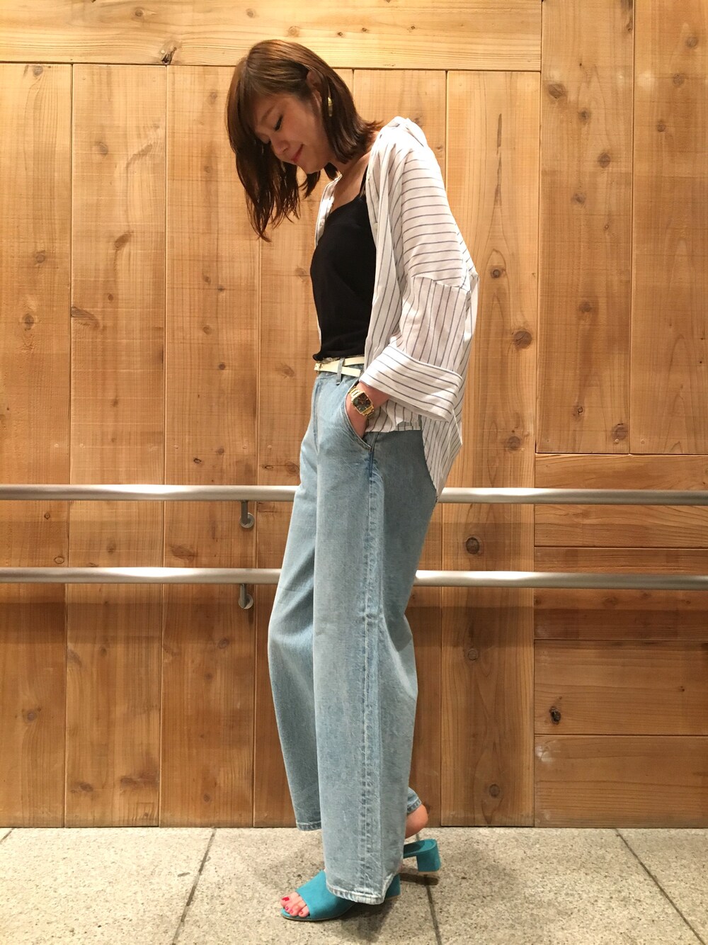 「デニム、大人カジュアル、アパートバイローリーズ、ワイドパンツ、ストライプシャツ、ラフスタイル、パンツスタイル、ミュール、リネンシャツ、apartbylowrys」｜「A part byのデニムフリンジフレアパンツ 751487 （デニムパンツ、ブルー系）」を使った、mio🍑さん（レディース・172cm）の夏コーディネートの1枚目の写真