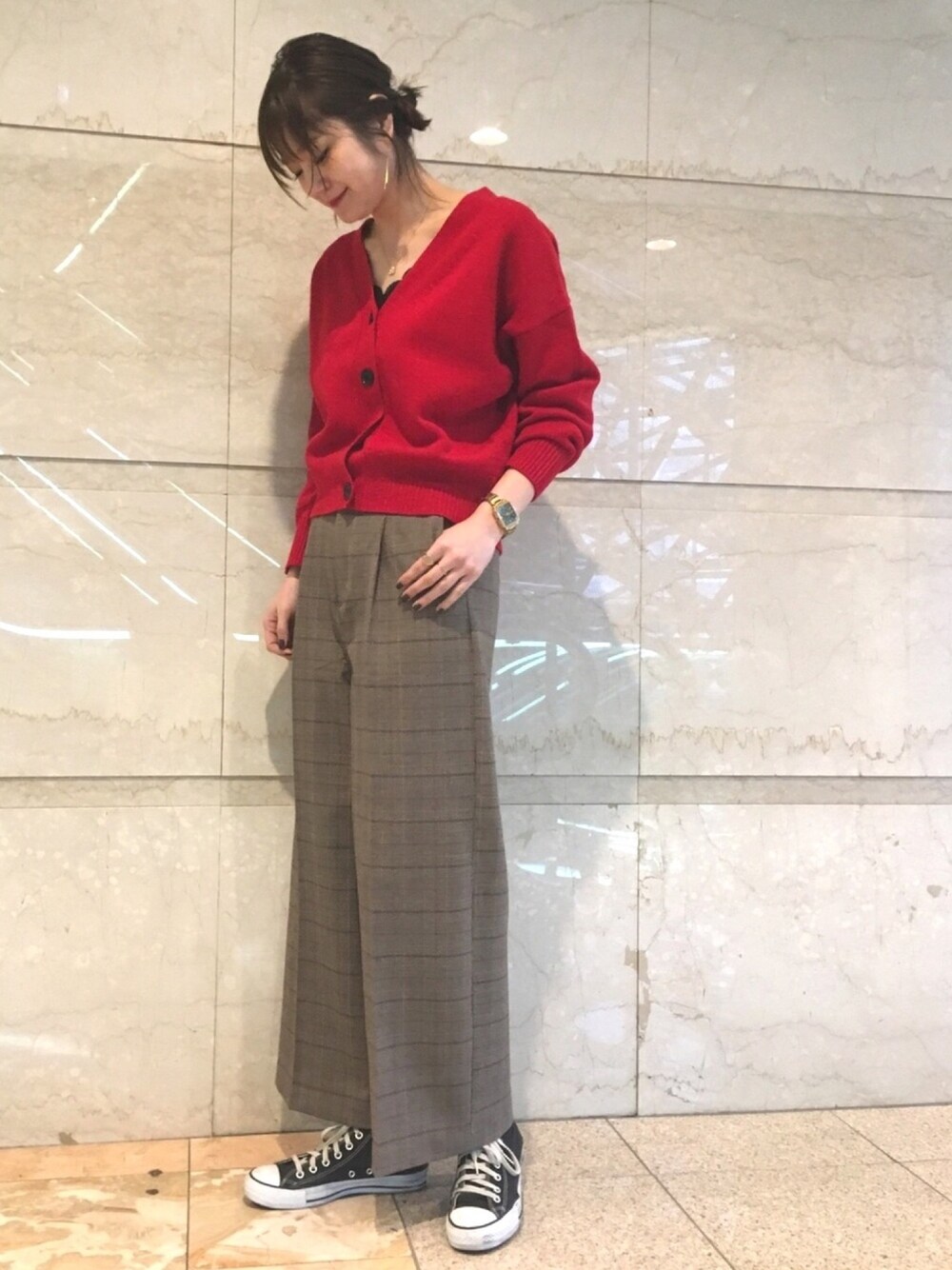 「アパートバイローリーズ、apartbylowrys、赤ニット、チェックパンツ、カーディガン、ワイドパンツ、ワイドパンツ×スニーカー、カジュアルコーデ、赤×チェック、Vネックカーデ」｜「A part byの5GW/Vネックカーディガン　　759655 （カーディガン/ボレロ、レッド系）」を使った、mio🍑さん（レディース・172cm）の冬コーディネートの1枚目の写真