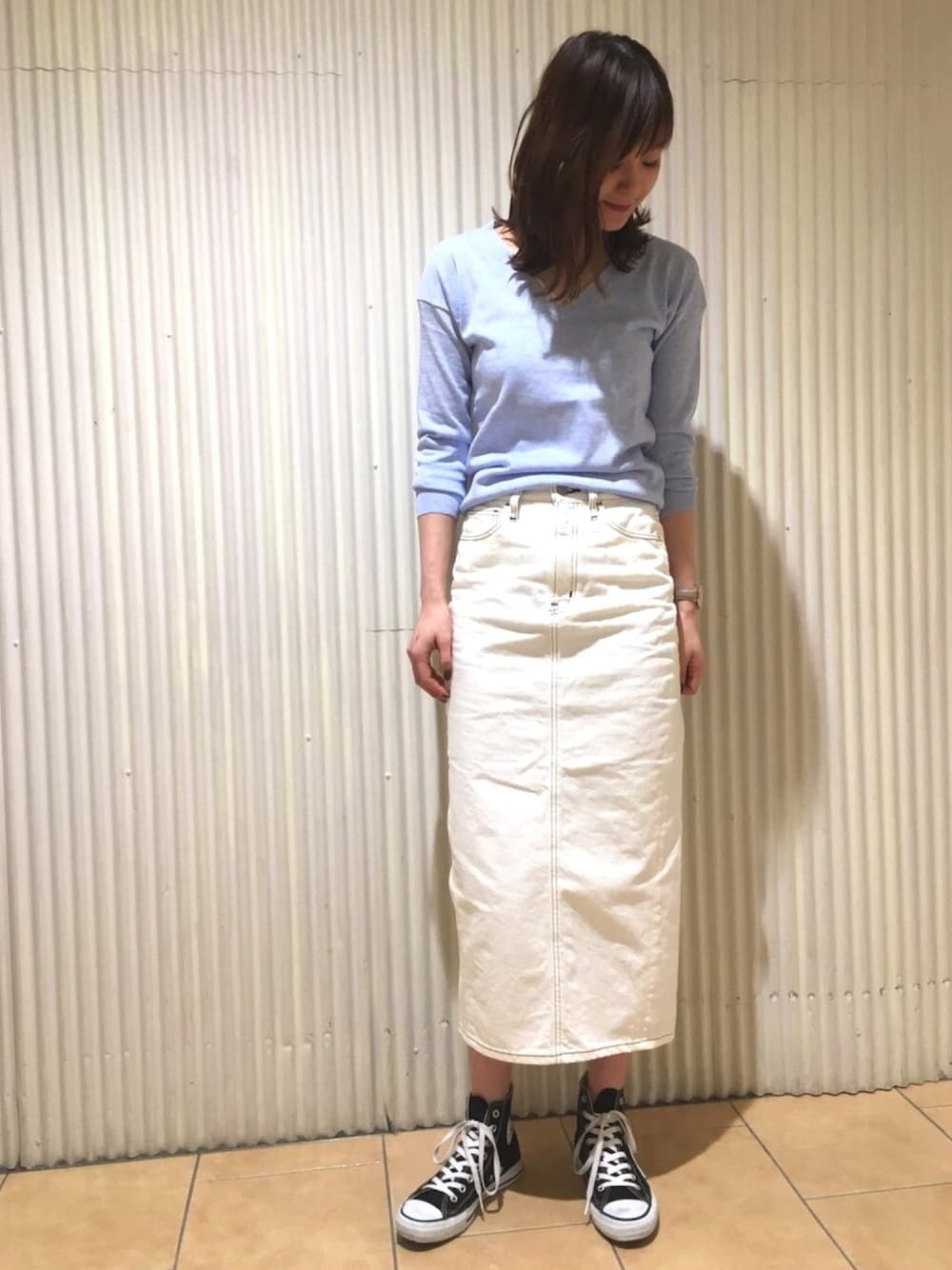 「アパートバイローリーズ、apartbylowrys、Vネック、ホワイトデニム、デニムスカート、タイトスカート、春コーデ、スカート×スニーカー、シンプルコーデ、カラーニット」｜「A part byのデニムロングタイトスカート　777268 （デニムスカート、ホワイト系）」を使った、mio🍑さん（レディース・172cm）の冬コーディネートの1枚目の写真