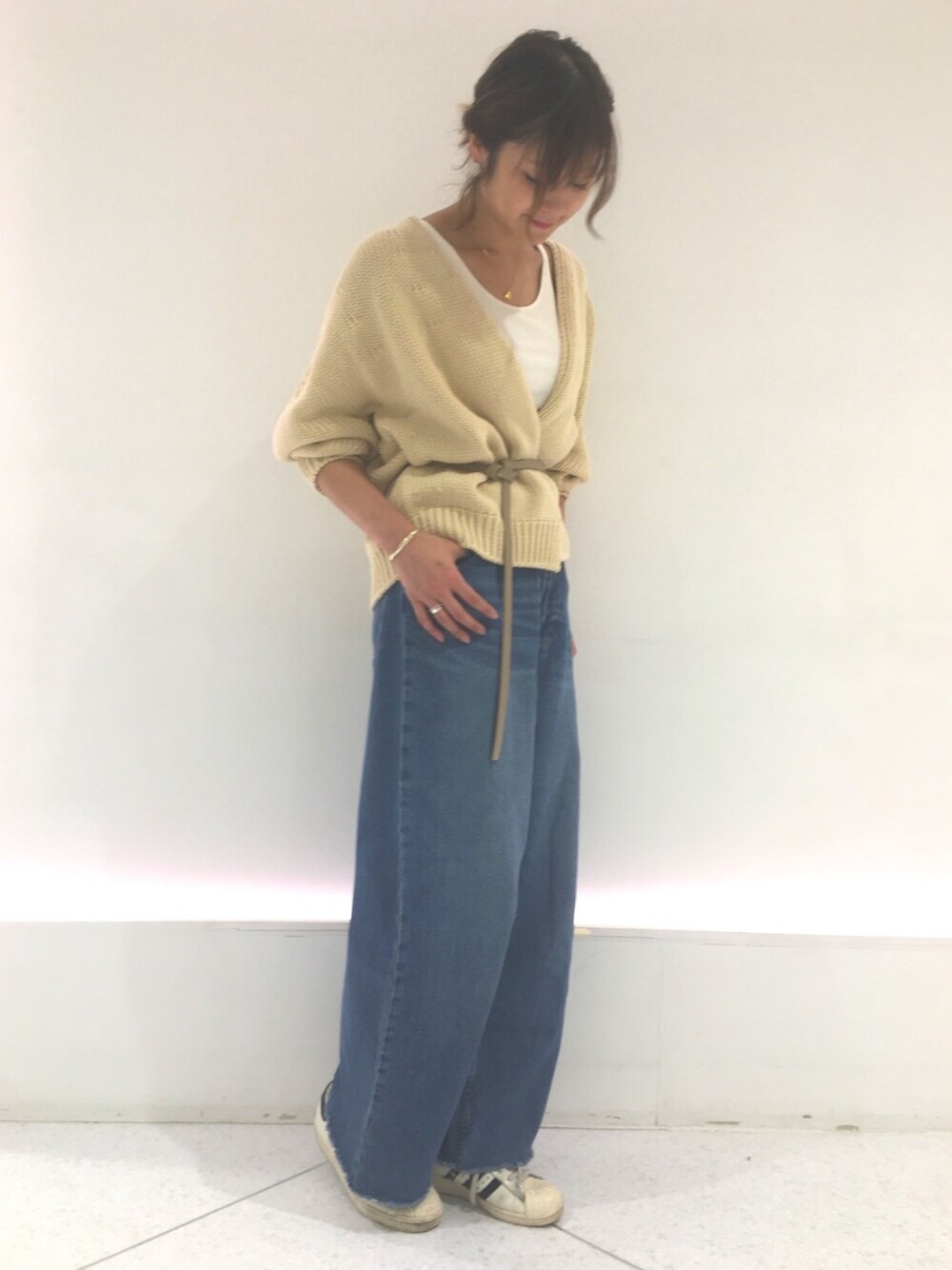 「アパートバイローリーズ、apartbylowrys、カジュアルコーデ、デニムパンツ、デニムワイドパンツ、ざっくりカーデ、春コーデ、ワイドパンツ、カーディガン、ラフスタイル」｜「A part byのレザーサッシュベルト　781632（ベルト、ベージュ系）」を使った、mio🍑さん（レディース・172cm）の春コーディネートの1枚目の写真