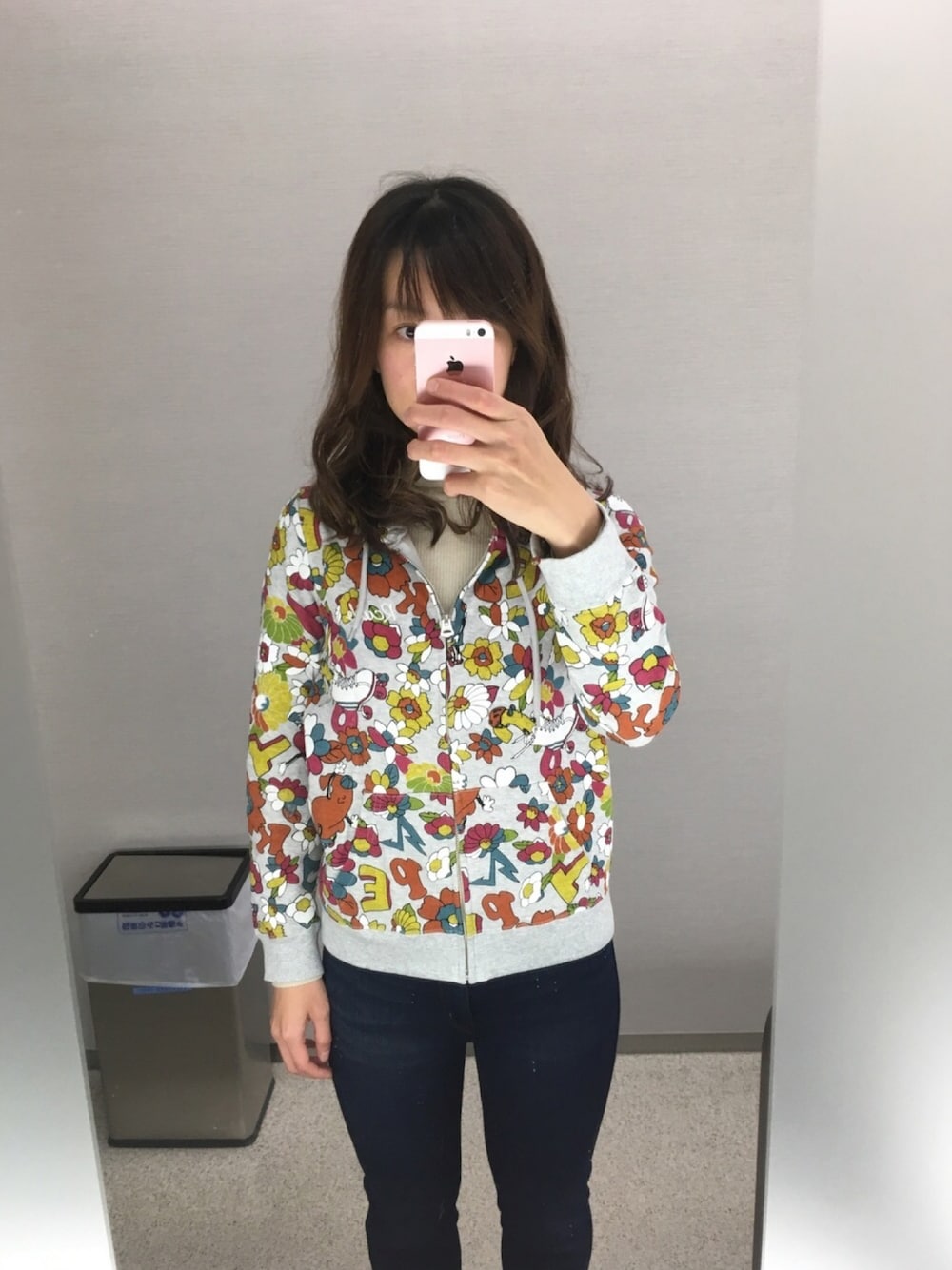 「Rodeo Crownsのアイテム（パーカー、シルバー系）」を使った、かおりさん（レディース・166cm）の冬コーディネートの1枚目の写真