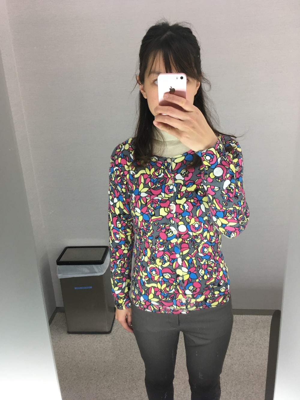 「Rodeo Crownsのアイテム（カーディガン/ボレロ、ピンク系）」を使った、かおりさん（レディース・166cm）の冬コーディネートの1枚目の写真
