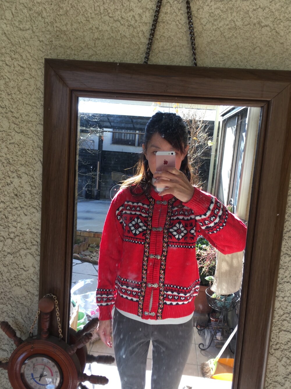 「Rodeo Crownsのアイテム（カーディガン/ボレロ、レッド系）」を使った、かおりさん（レディース・166cm）の冬コーディネートの1枚目の写真