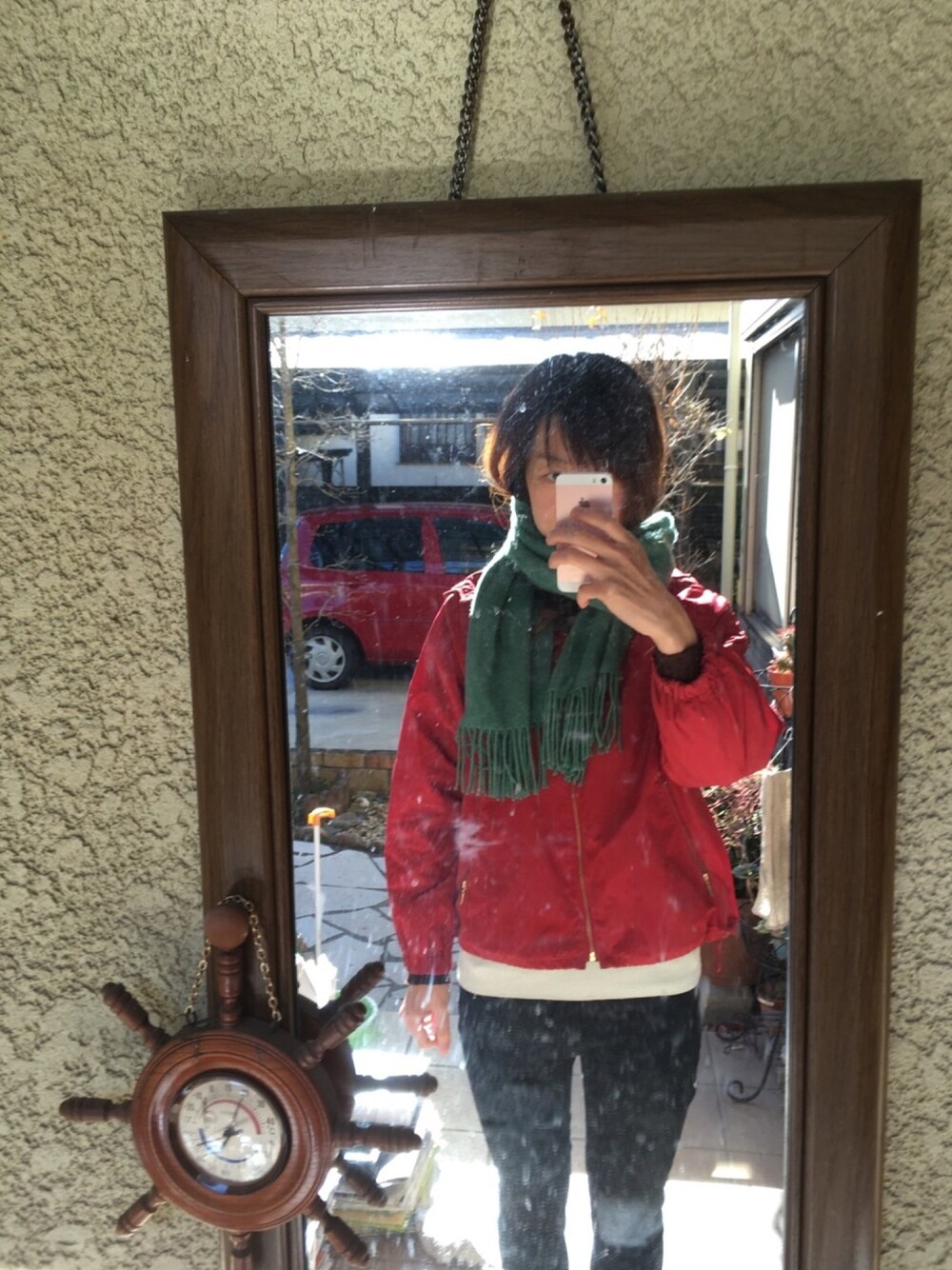 「BEAMSのアイテム（パーカー、レッド系）」を使った、かおりさん（レディース・166cm）の冬コーディネートの1枚目の写真