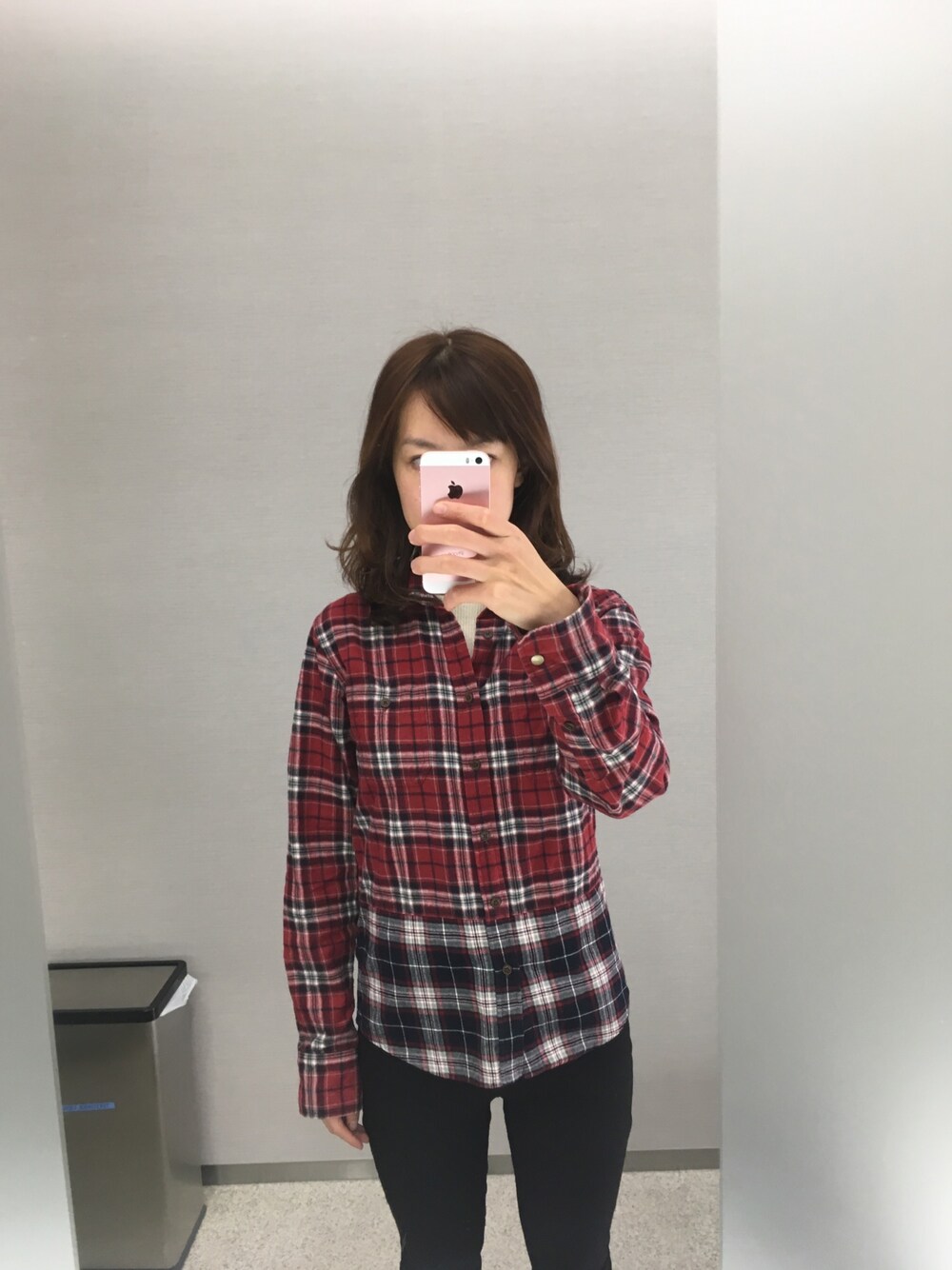 「MK MICHEL KLEINのアイテム（Tシャツ/カットソー、レッド系）」を使った、かおりさん（レディース・166cm）の冬コーディネートの1枚目の写真