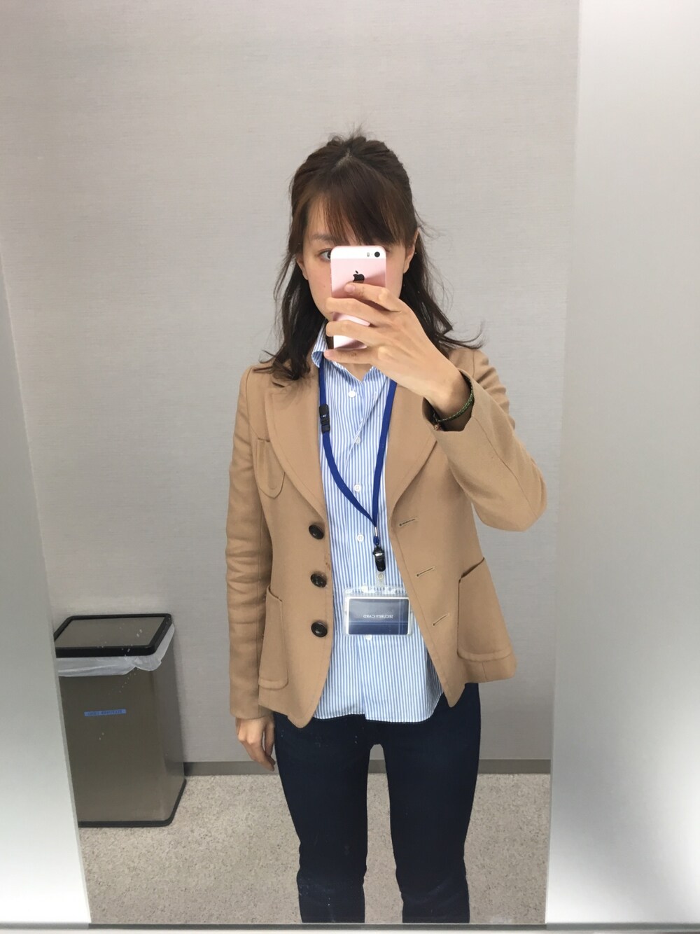 「MAKER'S SHIRT KAMAKURAのアイテム（シャツ/ブラウス、ブルー系）」を使った、かおりさん（レディース・166cm）の冬コーディネートの1枚目の写真