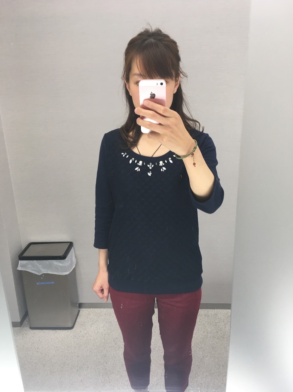 「VICKYのアイテム（Tシャツ/カットソー、ブルー系）」を使った、かおりさん（レディース・166cm）の冬コーディネートの1枚目の写真