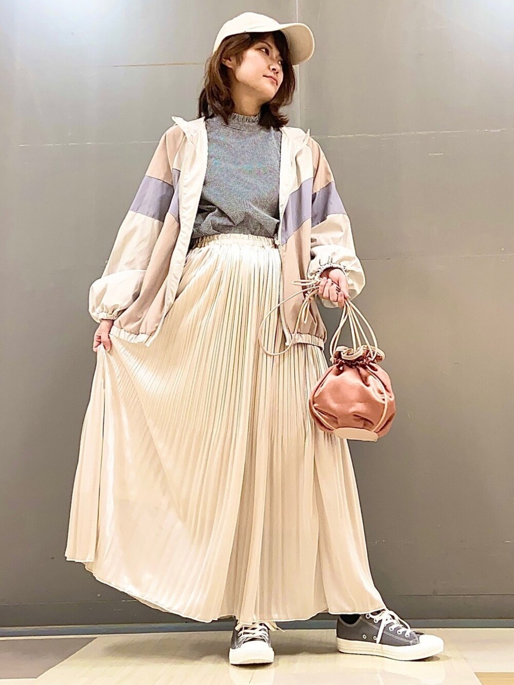 「オトナカジュアル、休日スタイル、カジュアル、はるコーデ、春めきシューズ、ブラウス、お洒落さんとつながりたい、カジュアルコーデ、earth music&ecology、Green Parks」｜「MEIの・MEI ロゴキャップ＊（キャップ、ベージュ系）」を使った、mocho❤︎❤︎さん（レディース・156cm）の春コーディネートの1枚目の写真