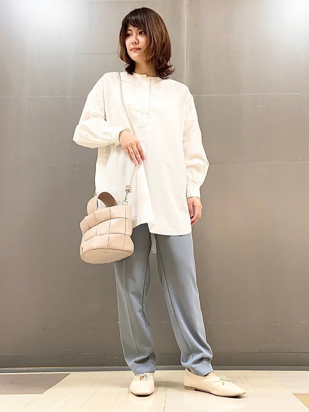 「春、パンツスタイル、休日コーデ、オトナカジュアル、淡色コーデ、大人コーデ、きれいめカジュアル、バレエシューズ、はるコーデ、Green Parks」｜「Green　Parksの・RAY CASSIN テーパードパンツ（パンツ、ブルー系）」を使った、mocho❤︎❤︎さん（レディース・156cm）の春コーディネートの1枚目の写真